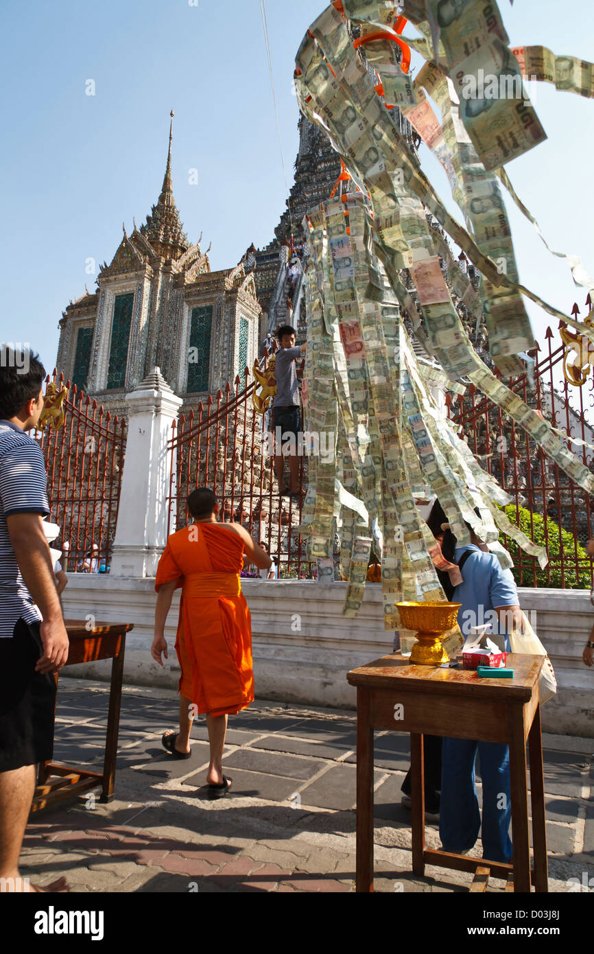 Donazione di banconote su una stringa che conduce alla Stupa del tempio di Wat Arun a Bangkok il nuovo anno, Thailandia Foto Stock