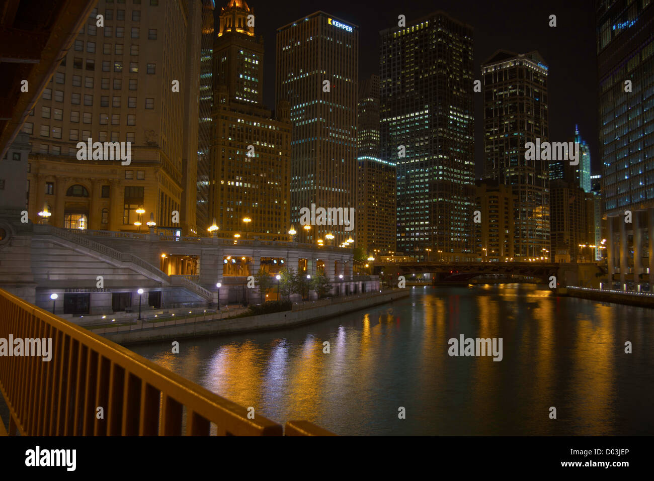 Notte fotografia del Chicago Riverwalk preso dal lato nord del livello inferiore Michigan Ave. bridge. Foto Stock