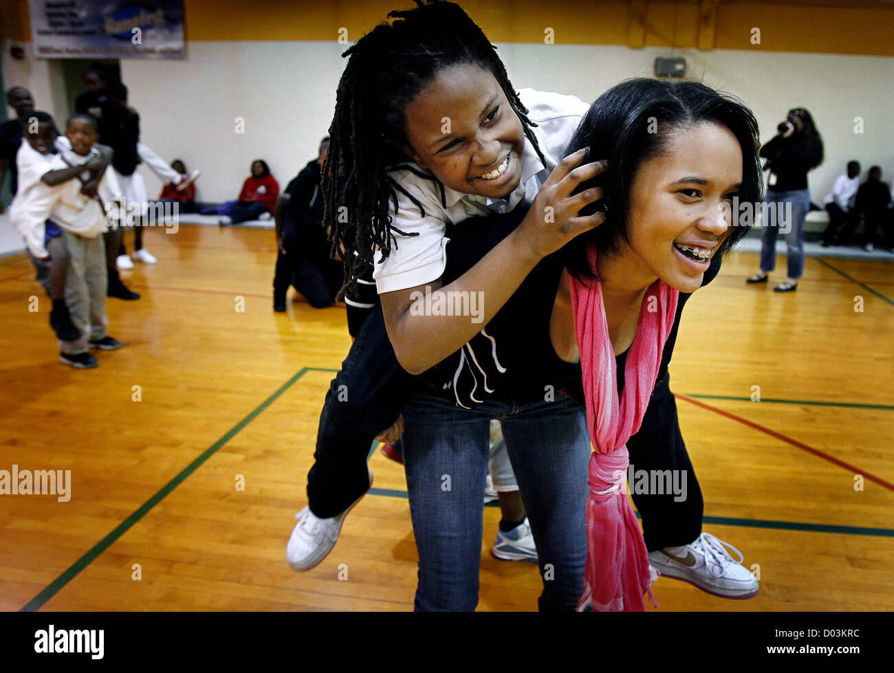 Nov. 14, 2012 - Memphis, TN, Stati Uniti - 14 novembre 2012 - mentre si gioca il gioco exerise Navi & Saliors Dalneisha Reed, 11, (sinistra) sul retro del membro Pamoja e Houston High School undicesimo Aliyah livellatrice Thompson, 16, (destra) a Lester Centro Comunitario. Pamoja, che significa stare insieme in Swahili, è un club di Houston High School composta principalmente di studenti delle minoranze che fanno volontariato nella comunità. Un paio di volte l'anno, visiteranno la Lester centro nella comunità e aiutare i bambini con i compiti, giocare, esercizio, fornire spuntini e forniture scolastiche. (Credito Immagine: © Mark Weber/COM Foto Stock