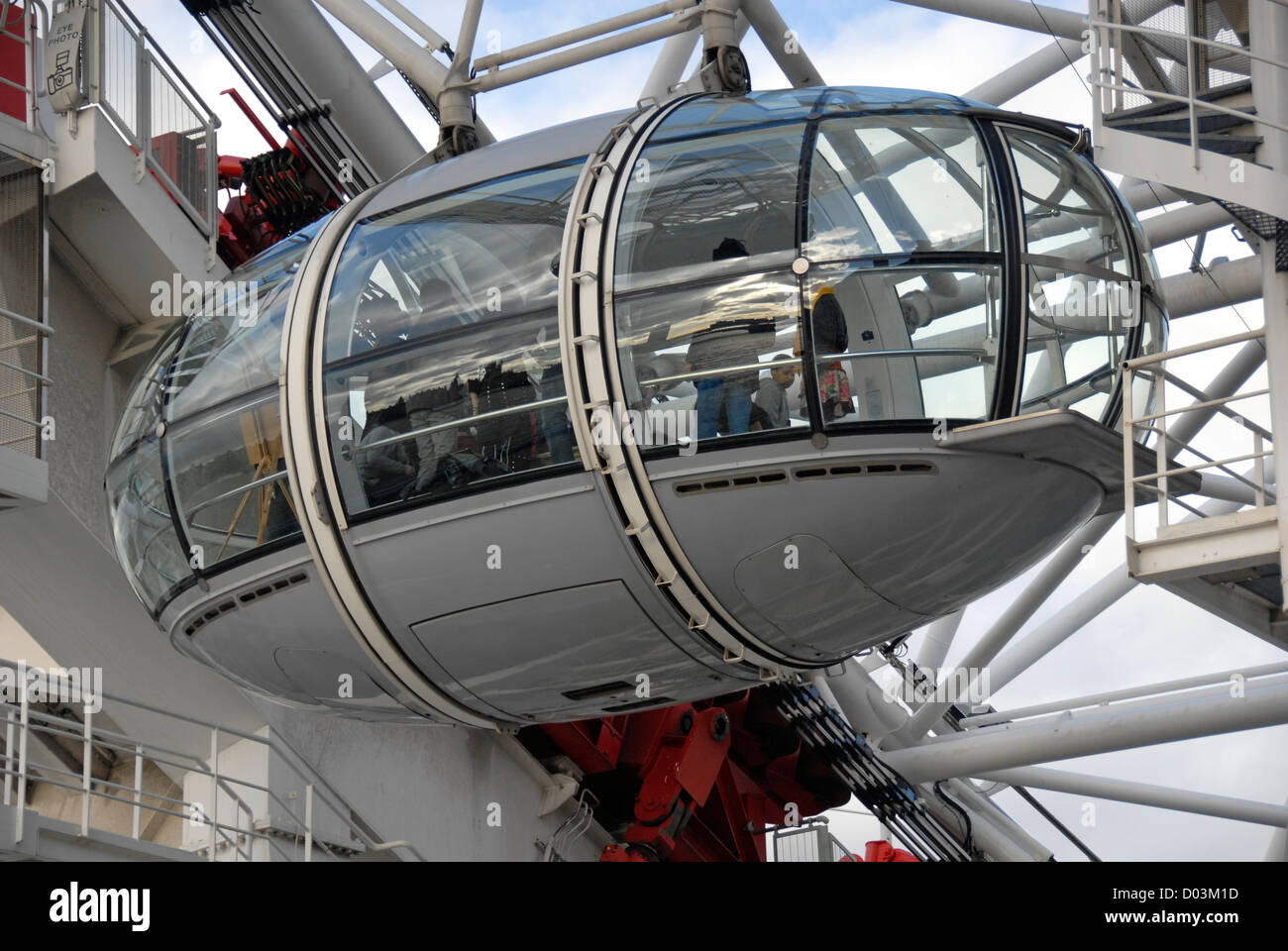 London eye capsula, persone, ruota panoramica Ferris, South Bank di Londra, England, Regno Unito Foto Stock