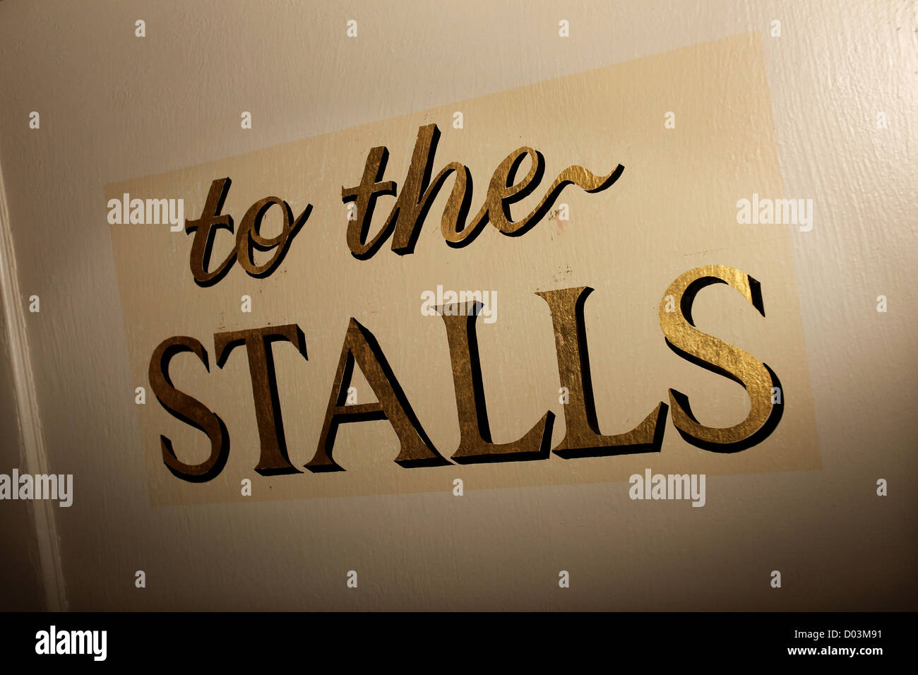 Un 'alla platea' segno dipinto su una porta nel Teatro Regio in Brighton, East Sussex, Regno Unito. Foto Stock