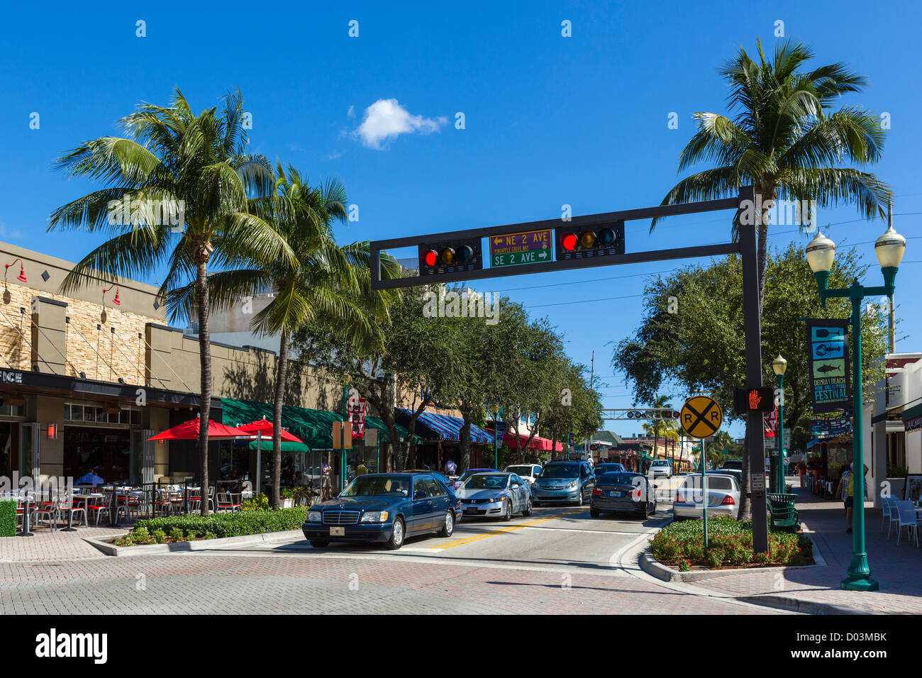 Negozi e ristoranti su Atlantic Avenue nel centro storico di Delray Beach, Treasure Coast, Florida, Stati Uniti d'America Foto Stock