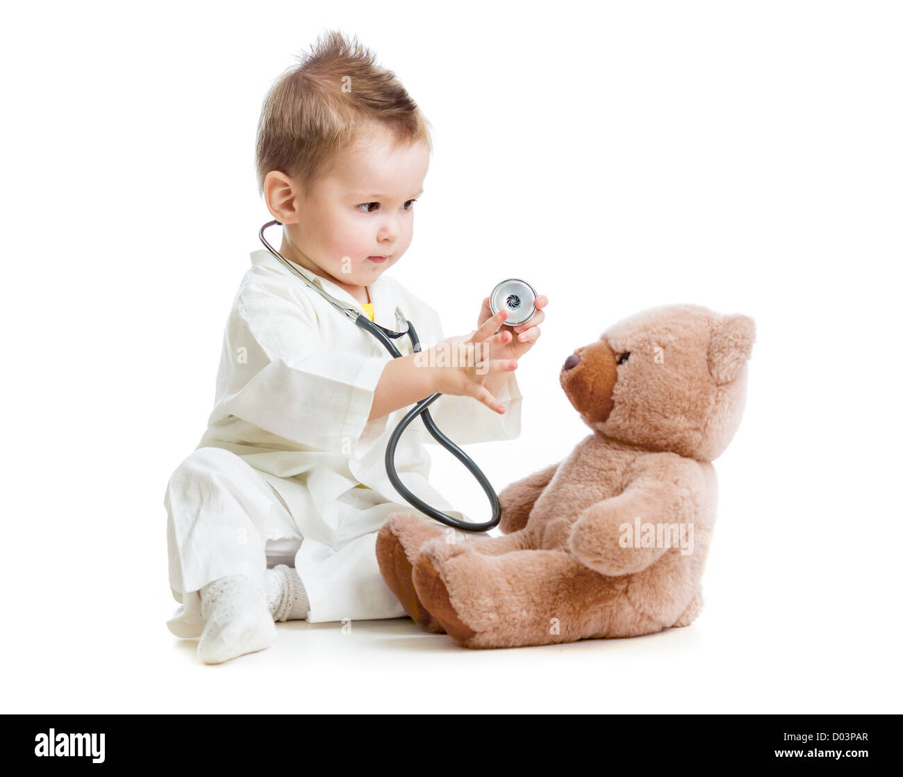 Kid o bambino che gioca medico con stetoscopio e orsacchiotto isolato su bianco Foto Stock