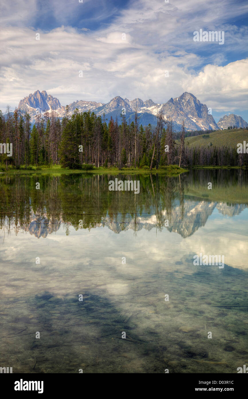 Idaho, Sawtooth National Recreation Area, poco Scorfano lago, con gamma a dente di sega Foto Stock