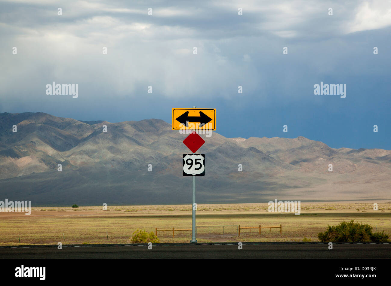Fine della US 95 in Nevada a US 80, con una vista della Trinità montagna. Foto Stock