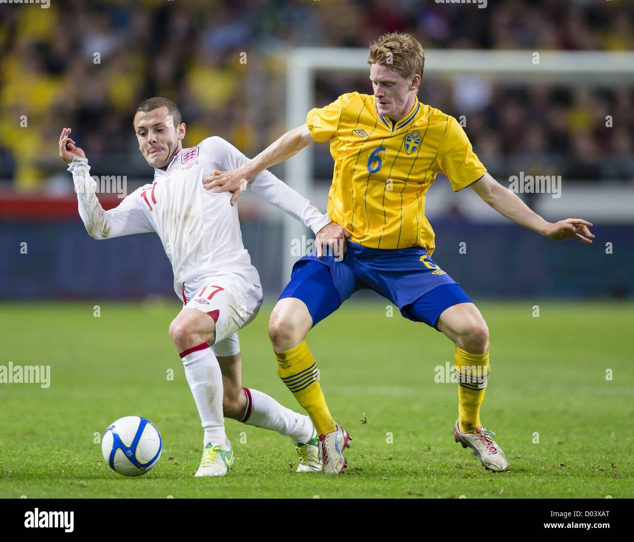 14.11.2012 a Stoccolma, Svezia. Jack Wilshere e Rasmus Elm durante l'amichevole internazionale tra la Svezia e Inghilterra da nuovi amici Arena. Foto Stock