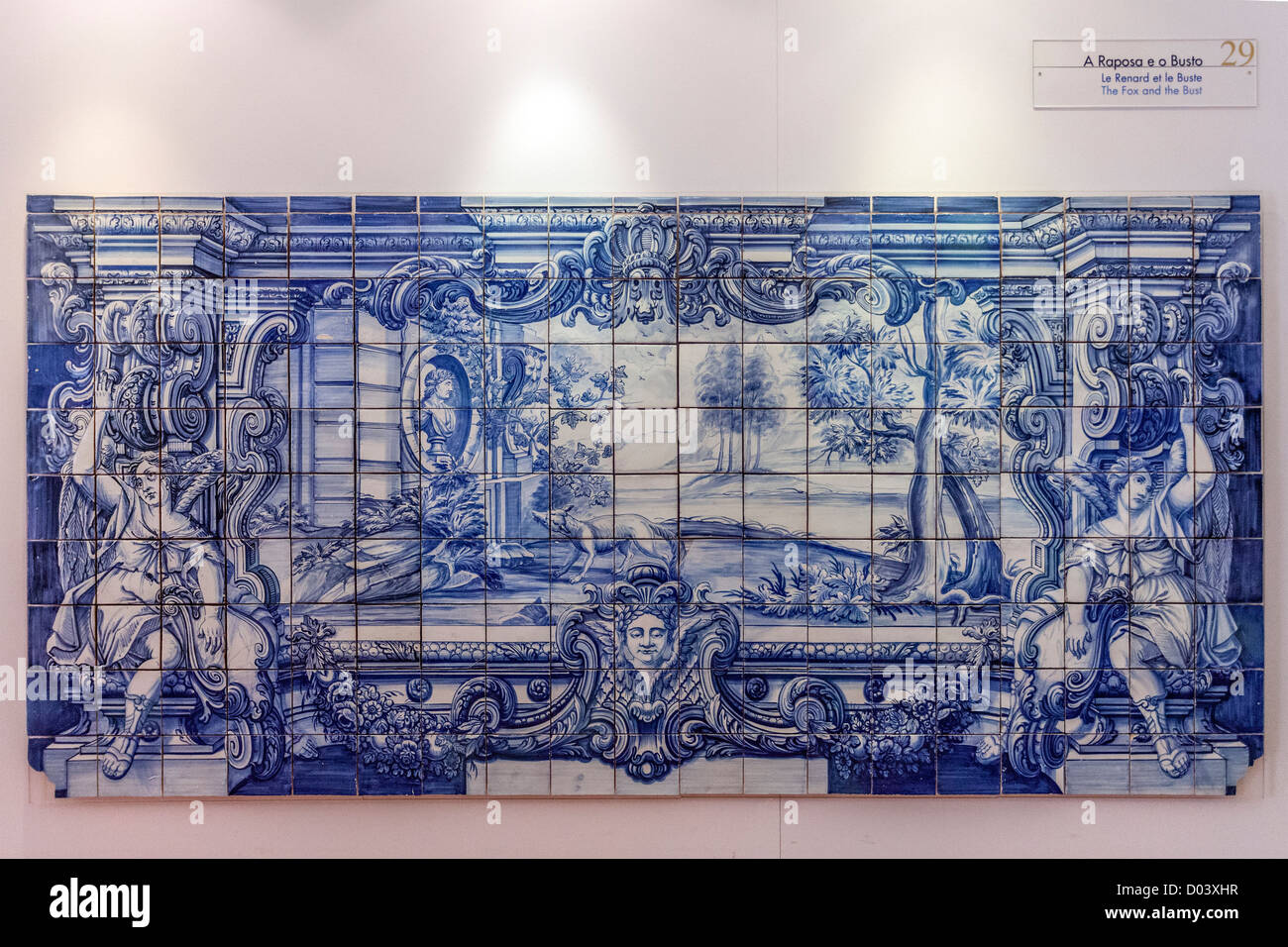 La Fontaine favole - La Volpe e il busto - XVIII c. Portoghese piastrelle blu. Sao Vicente de Fora monastero. Lisbona, Portogallo Foto Stock