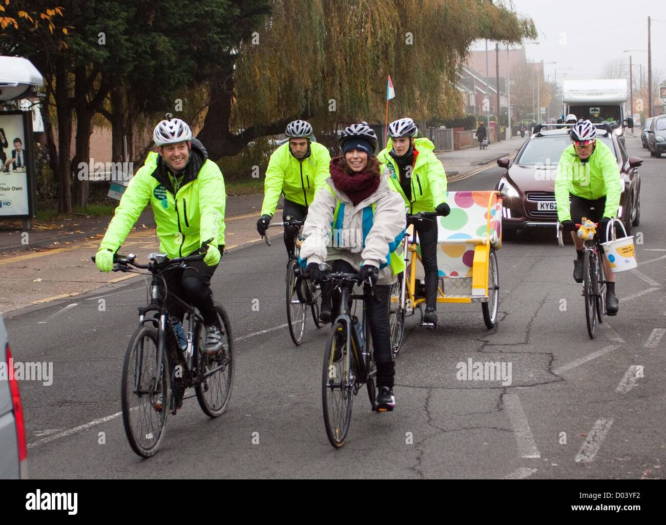 16 nov 2012 : Windsor, Regno Unito - LA BBC uno Show 2012 Rickshaw sfida per i bambini in stato di bisogno con Matt Baker e Alex Jones. Foto Stock