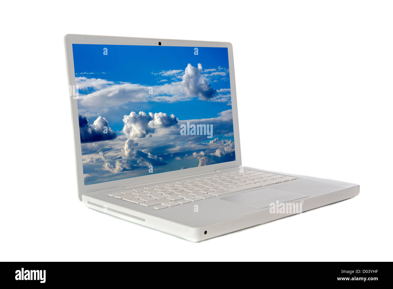 Computer portatile lateralmente un su sfondo bianco con una foto del cielo e delle nubi (foto) Foto Stock