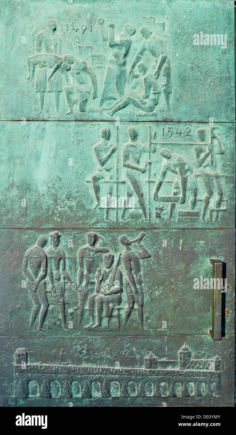 Porta di bronzo presso il Palazzo della Cultura (Kulturpalast) - Dresda, Sassonia, Germania, Europa Foto Stock