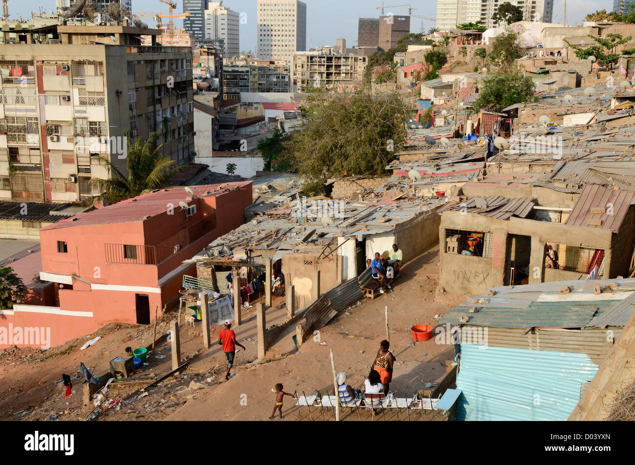 ANGOLA LUANDA, dovuta ai ricavi da olio e le esportazioni di diamanti un boom edilizio è visibile dappertutto Foto Stock