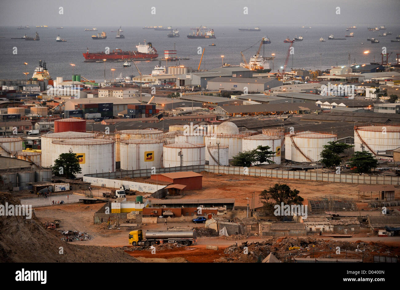 ANGOLA LUANDA di notte , porto e ancoraggio, davanti i serbatoi di olio di Sonangol la società petrolifera nazionale Foto Stock