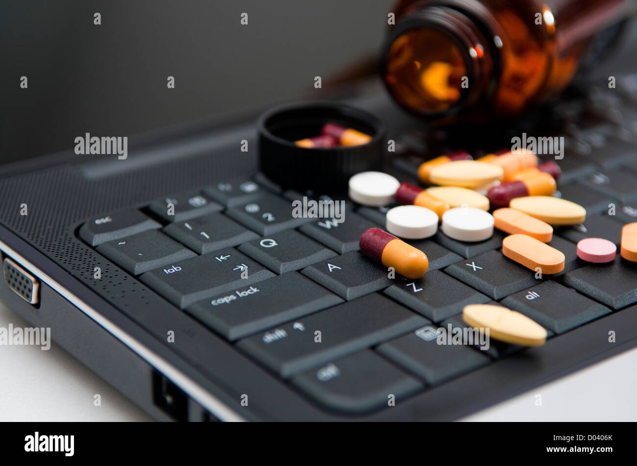 Pillole su un portatile, la pressione di lavoro del concetto. Foto Stock