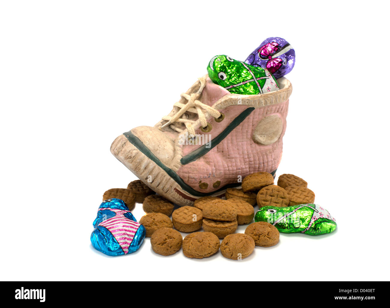 Scarpe per bambini con pepernoten e altre caramelle per l'olandese sinterklaas party Foto Stock