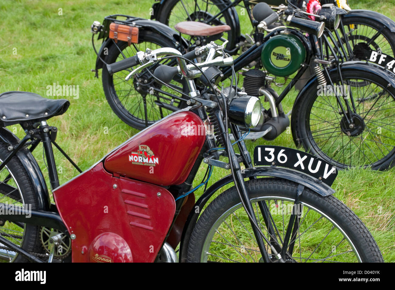 Primo piano delle vecchie moto d'epoca Norman e Royal Enfield moto moto moto in mostra Inghilterra Regno Unito Gran Bretagna Foto Stock