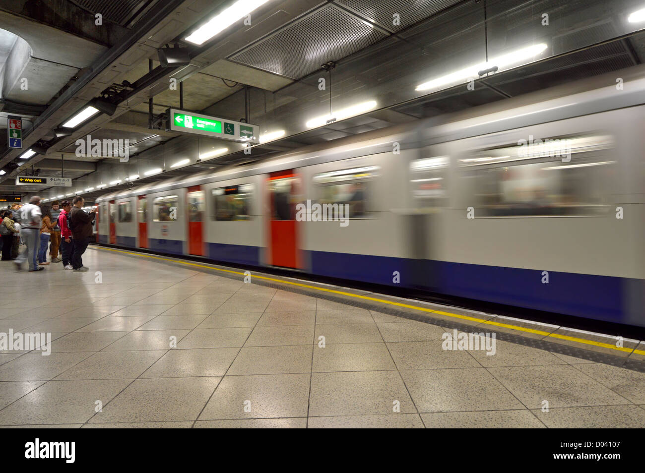 Westminster London Underground tube station piattaforma e motion blur treno in arrivo Londra Inghilterra REGNO UNITO Foto Stock