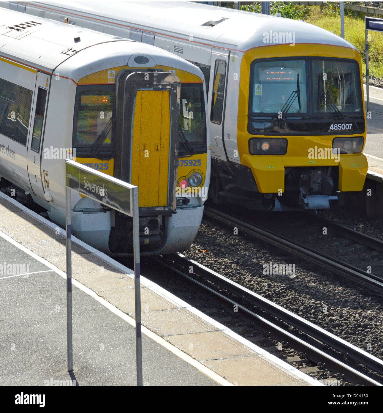 Due treni Sud Est alla stazione ferroviaria Sevenoaks piattaforme Kent Inghilterra Regno Unito Foto Stock