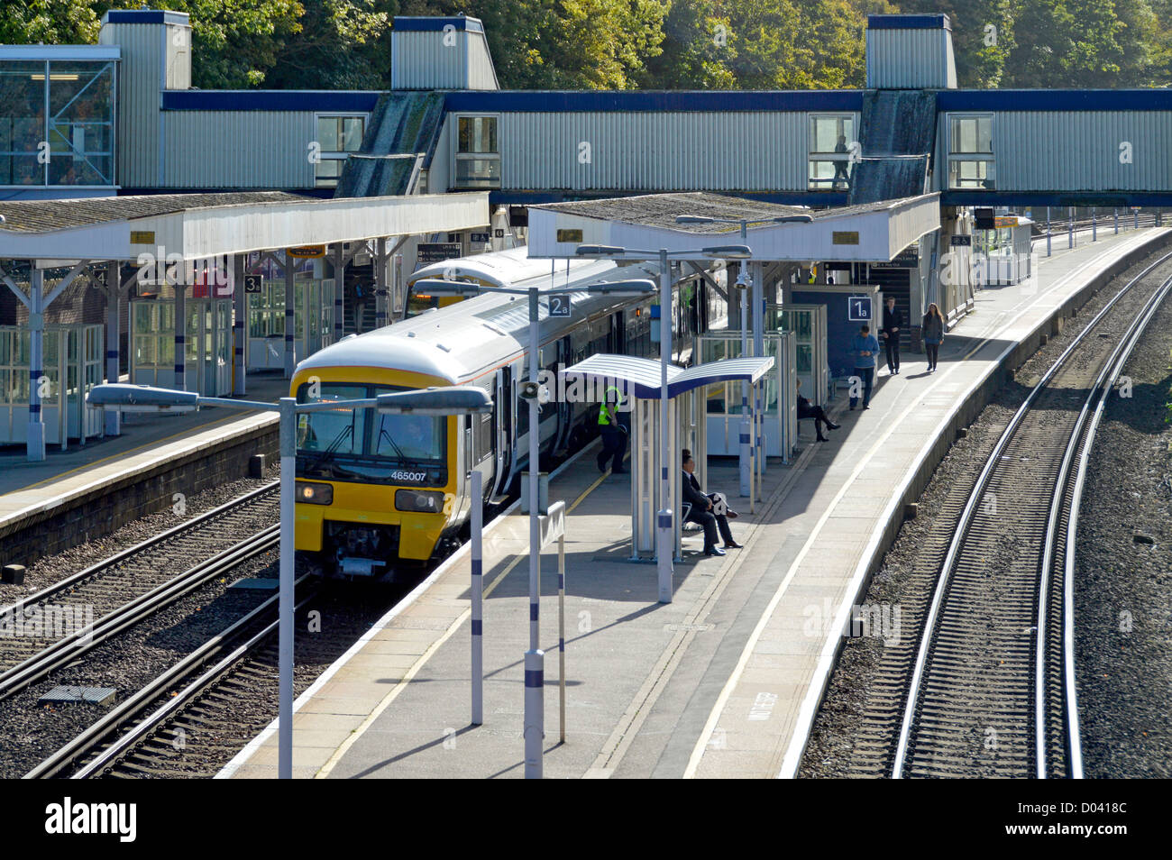 Due treni Sud Est alla stazione ferroviaria Sevenoaks piattaforme Kent Inghilterra Regno Unito Foto Stock