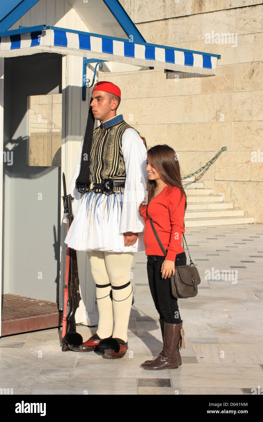 Evzone guardia turistica e di fronte al palazzo del parlamento a Atene, Grecia Foto Stock