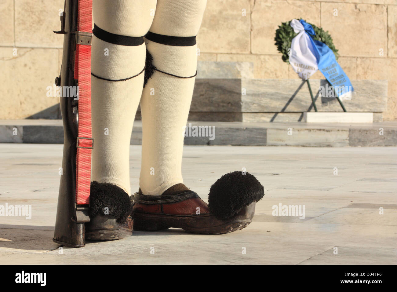 Le scarpe sarouhi, parte della tradizionale uniforme indossata dal greco guardie all'edificio del parlamento a Atene, Grecia Foto Stock