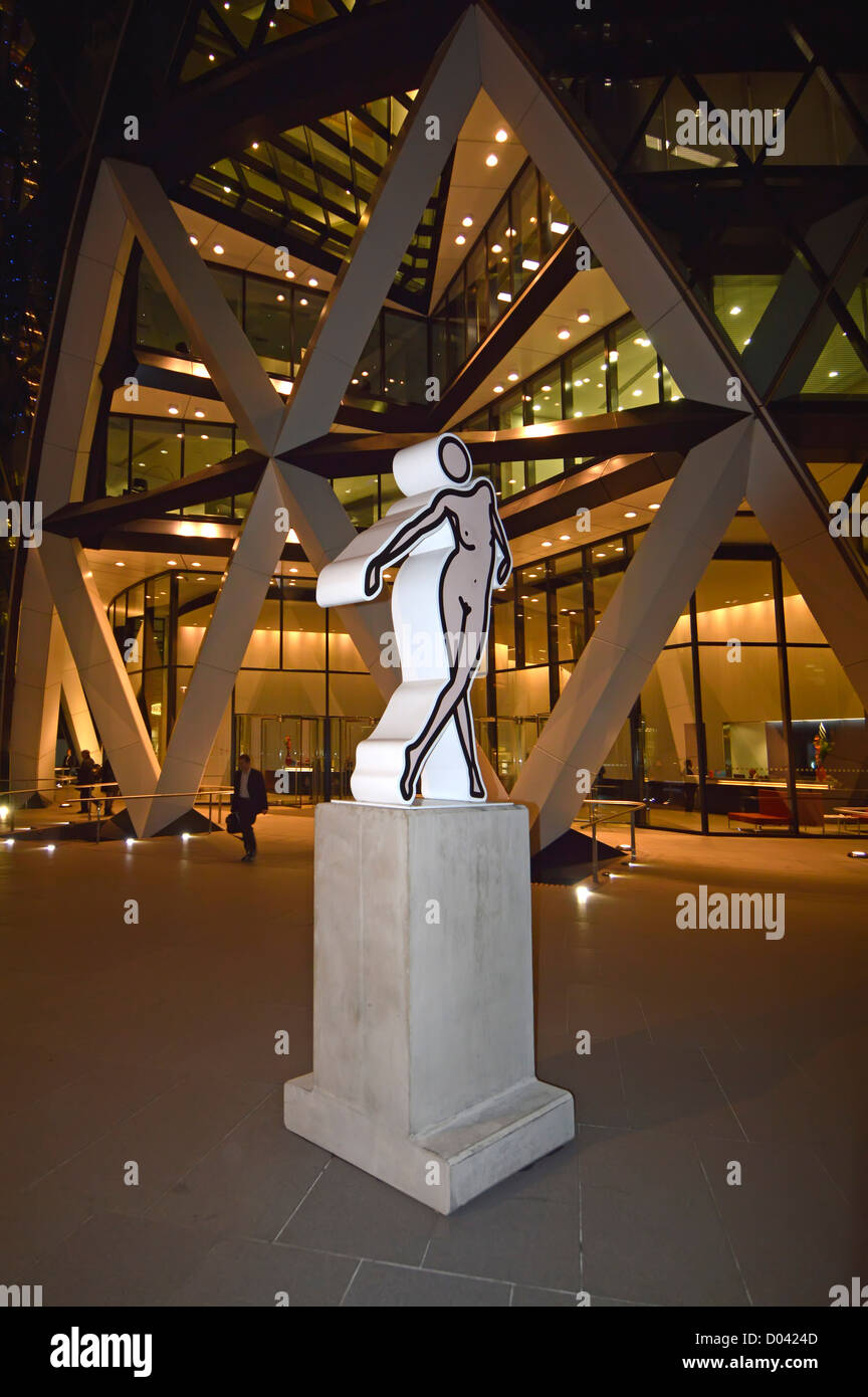Scultura di ingresso esterno per il Gherkin grattacielo distintivo edificio per uffici nella città di Londra Inghilterra REGNO UNITO Foto Stock