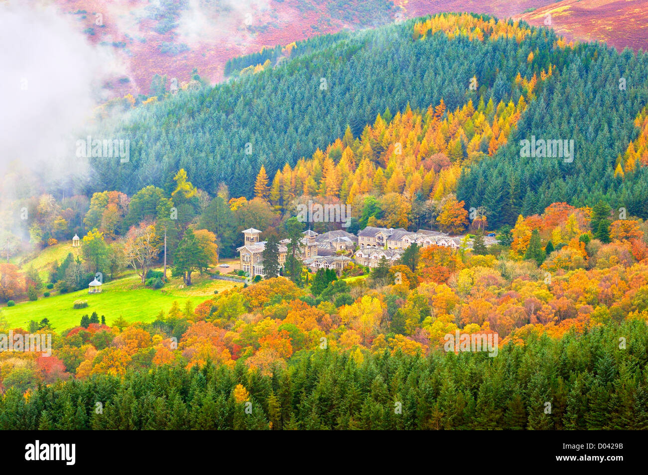 Vista da Latrigg di II grado elencati Underscar Manor in autunno, Keswick, Lake District, REGNO UNITO Foto Stock