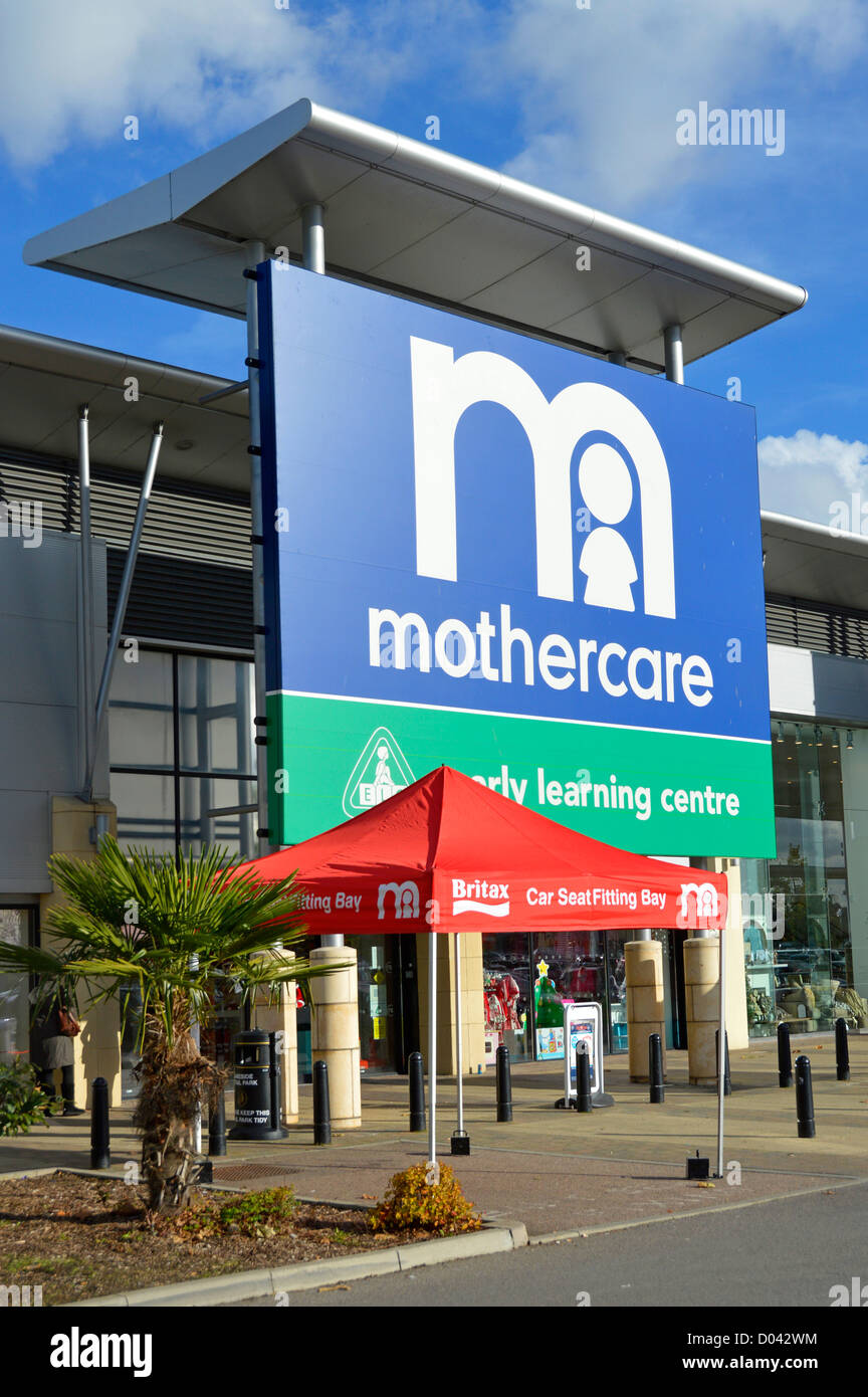 Giornata di sole al Britax Car Seat Fitting Bay all'esterno della Mothercare e ingresso al centro di apprendimento precoce nel Lakeside Retail Park West Thurrock Essex Inghilterra Regno Unito Foto Stock
