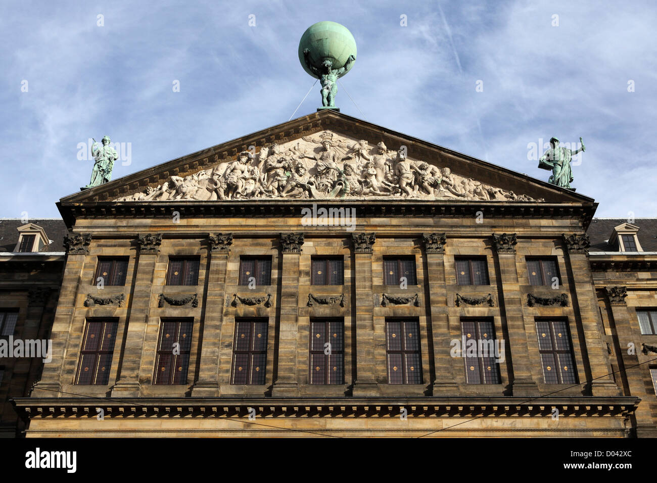 Atlas sopra la facciata del Palazzo Reale in Piazza Dam nel centro di Amsterdam. Foto Stock