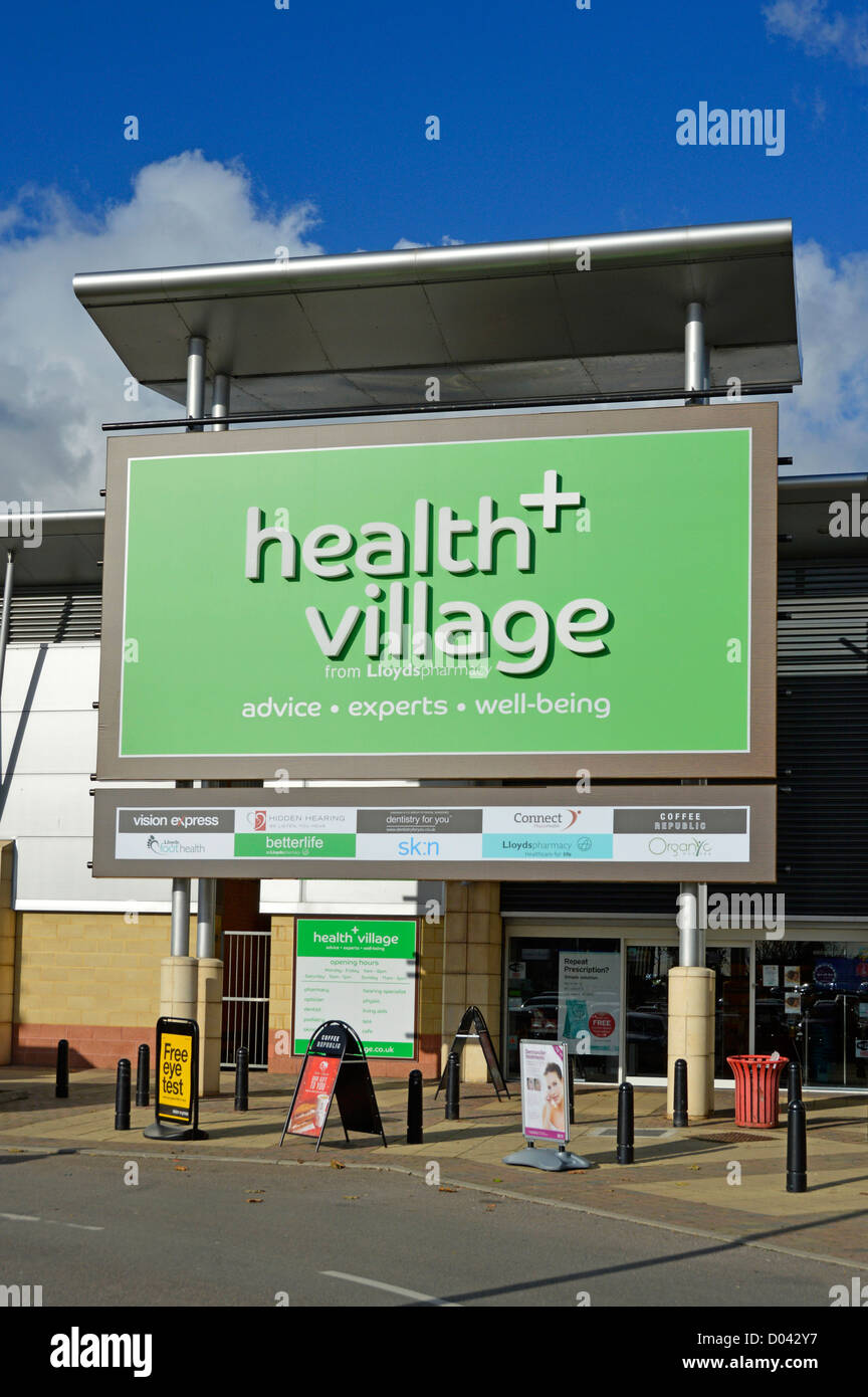 Health + Village gestito da Lloyds Pharmacy che offre una gamma di servizi sanitari all'interno della zona commerciale Lakeside Retail Park West Thurrock Essex UK Foto Stock