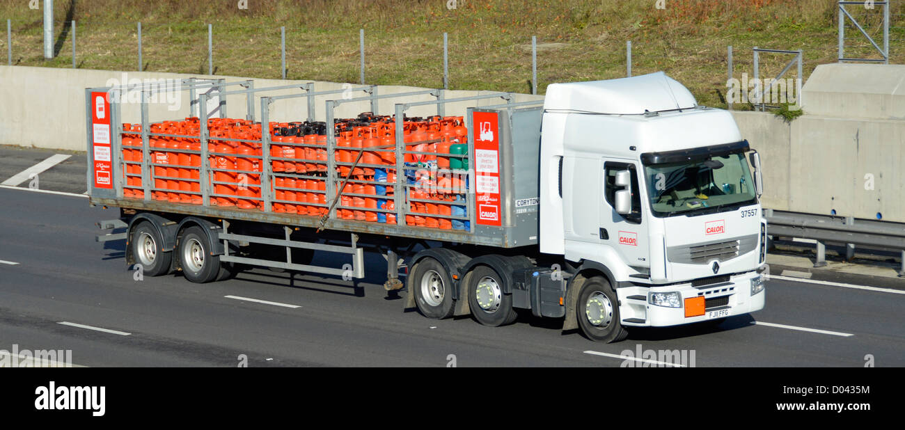 Vista frontale laterale rivolta verso il basso sul camion Renault della catena di approvvigionamento Calor con rimorchio articolato caricato con bombole di gas butano e propano Foto Stock