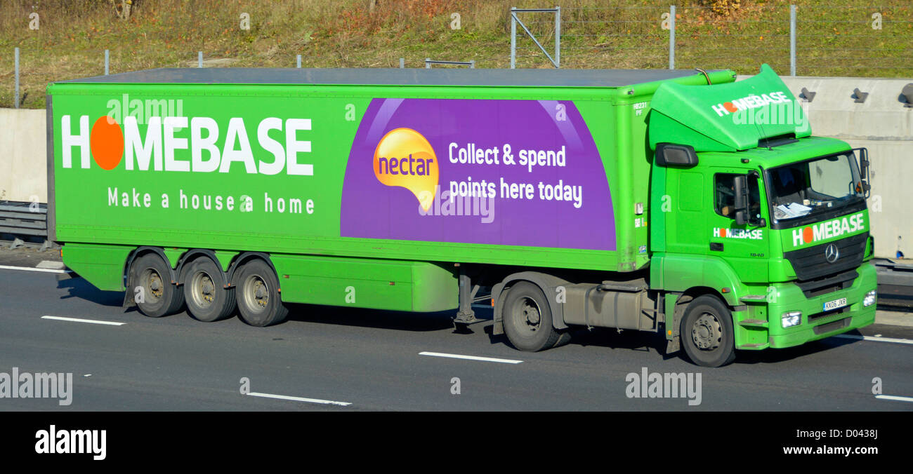 Vista laterale di Mercedes Benz Homebase commercio al dettaglio hgv consegna negozio camion e rimorchio articolato pubblicità Nectar punti autostrada UK Foto Stock