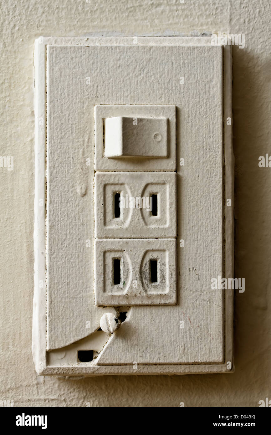 Vecchio rotto interruttore luce, primo piano immagine dell oggetto della  casa bianca. Giappone, USA, Canada e Taiwan socket stile Foto stock - Alamy
