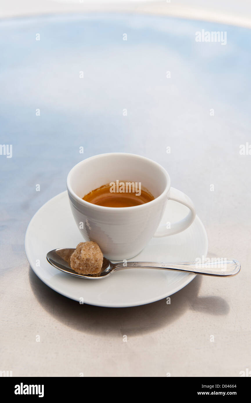 Tazza di caffè espresso con lo zucchero di canna grumo Foto Stock