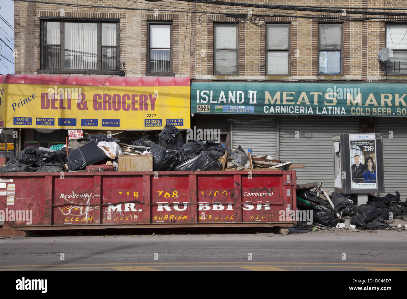 New York, Stati Uniti d'America. Il 14 novembre 2012. Quasi tre settimane dopo l uragano Sandy la pulitura e il disagio si accende. Coney Island quartiere, Brooklyn, New York. Foto Stock