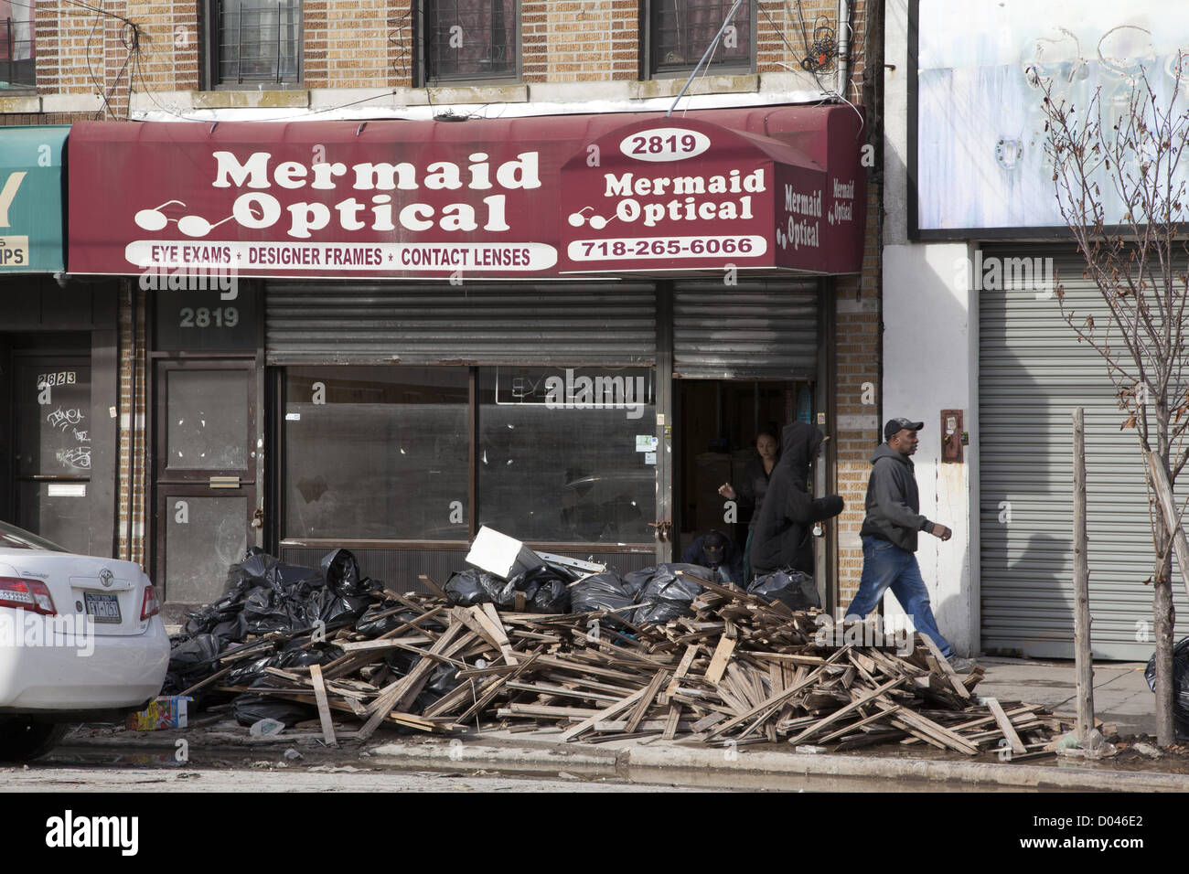 New York, Stati Uniti d'America. Il 14 novembre 2012. Quasi tre settimane dopo l uragano Sandy la pulitura e il disagio si accende. Coney Island quartiere, Brooklyn, New York. Foto Stock
