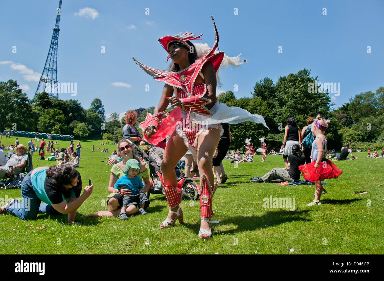 Grande Ballo di Carnevale in Crystal Palace Park South London è parte della campagna nazionale per incoraggiare le persone a essere attiva e Foto Stock