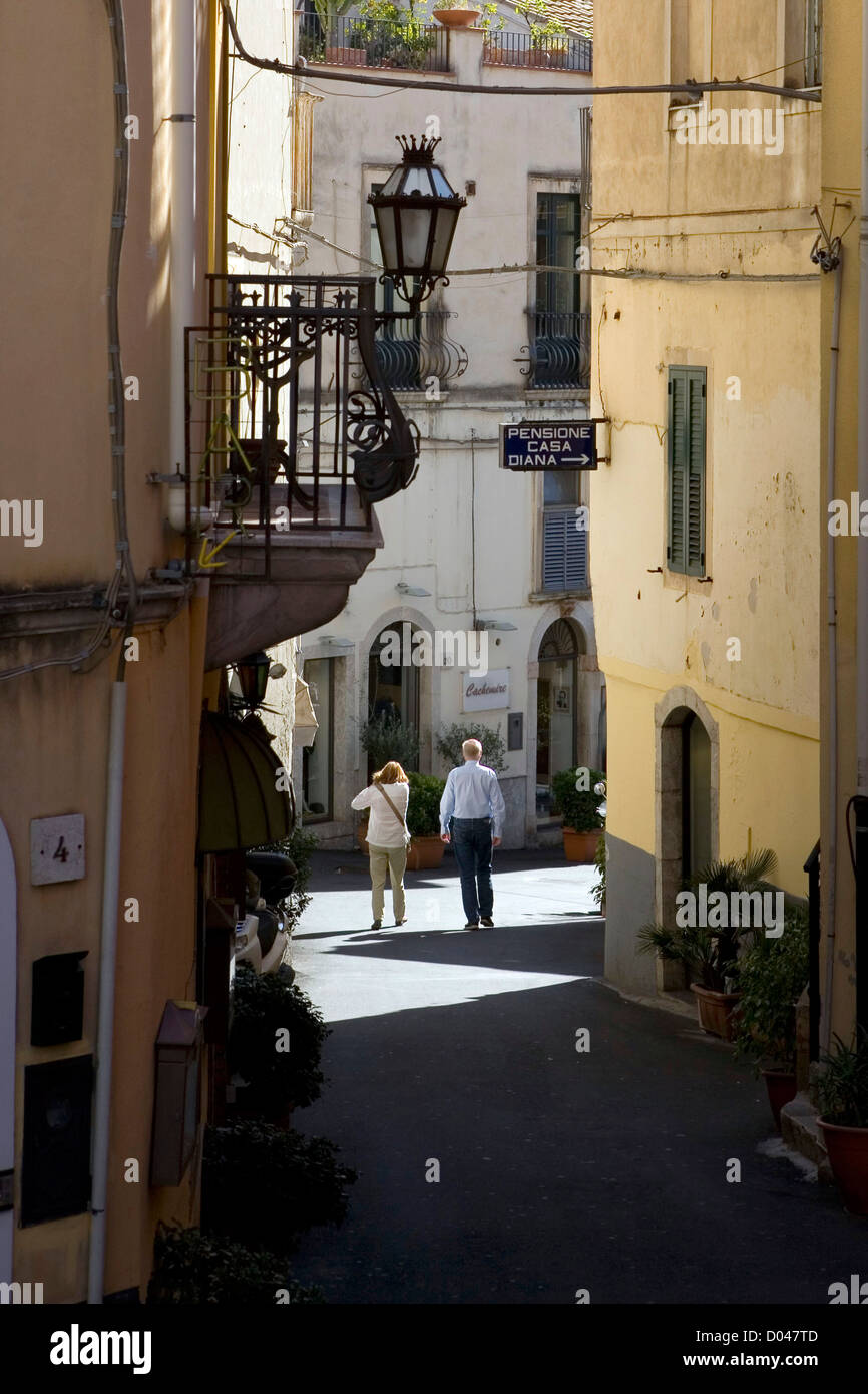 Giovane a piedi giù per la strada a Taormina, Sicilia, Italia Foto Stock