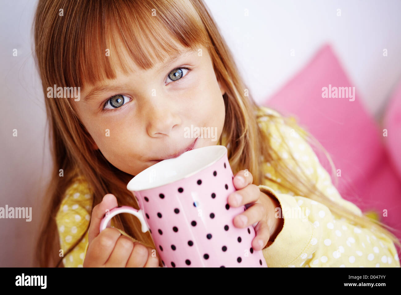 Kid ragazza bere latte da cup Foto Stock