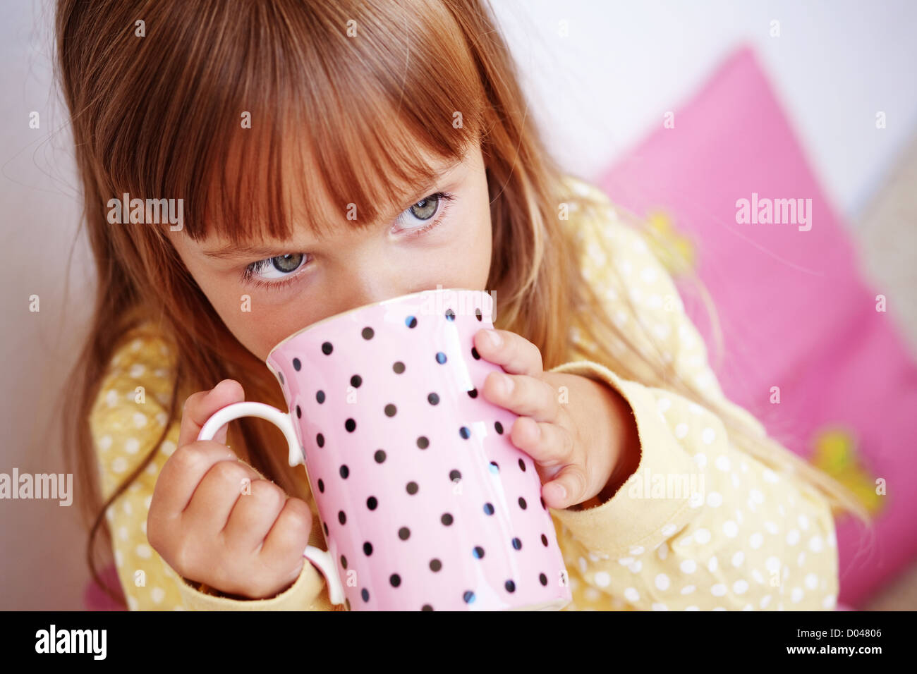 Kid ragazza bere latte da cup Foto Stock