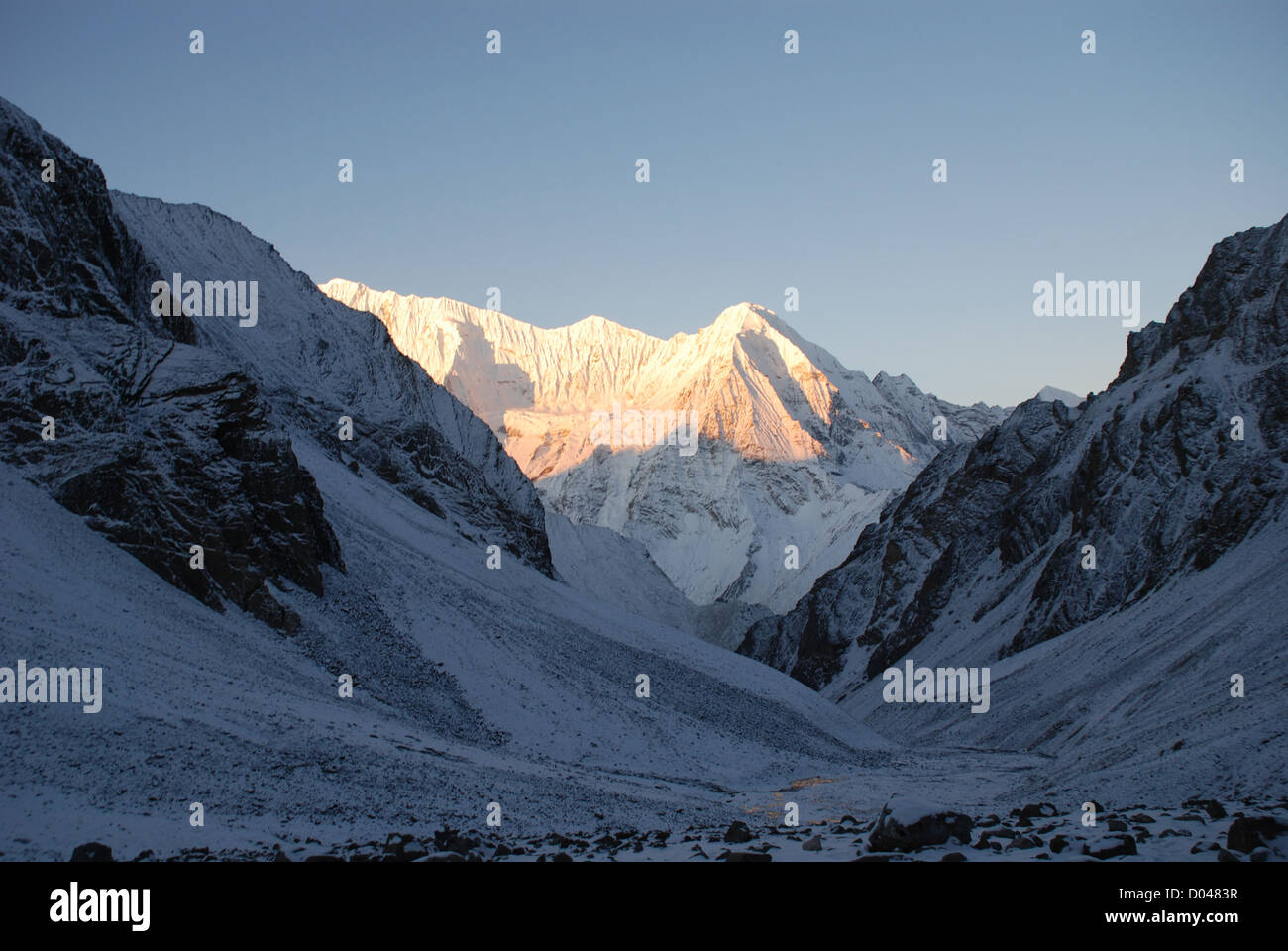 Sun sulle montagne della coperta di neve Kang La pass nel Dolpo Interna Regione del Nepal occidentale Foto Stock