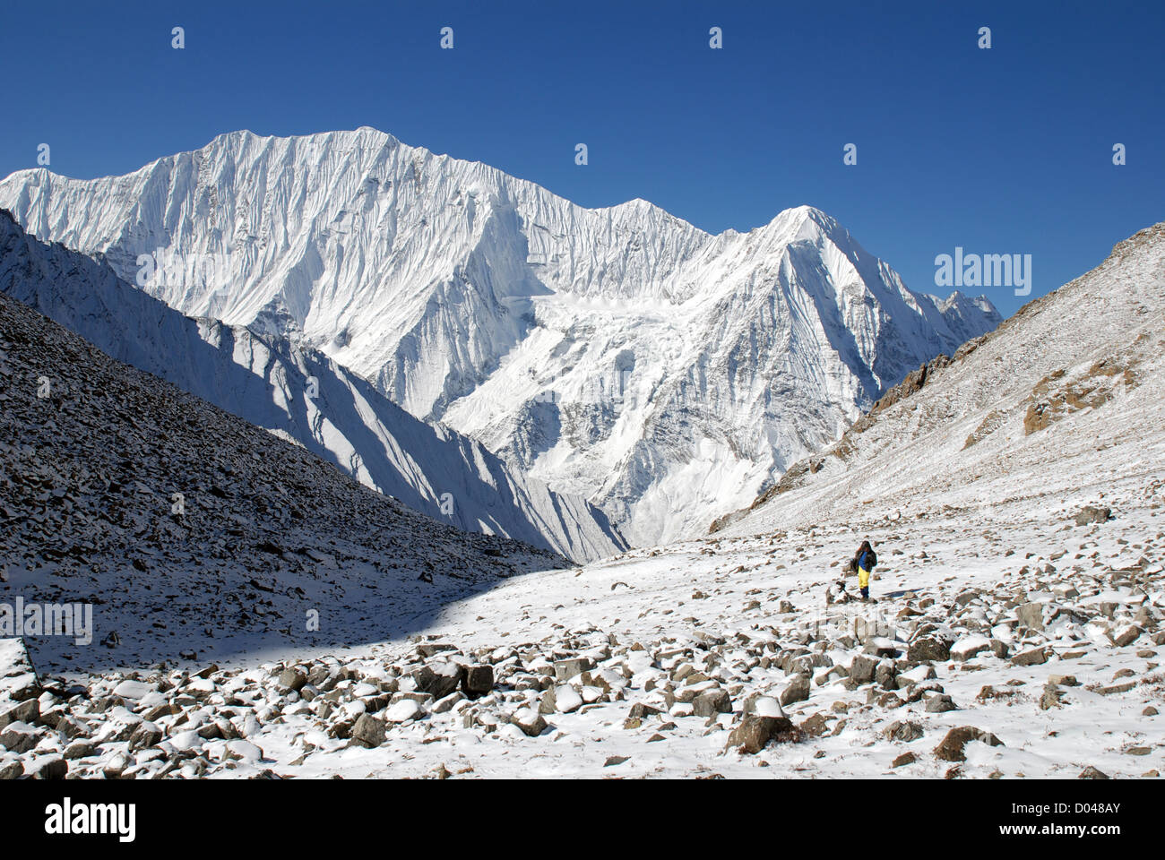 Un trekker sulla coperta di neve Kang La pass nel Dolpo Interna Regione del Nepal occidentale Foto Stock