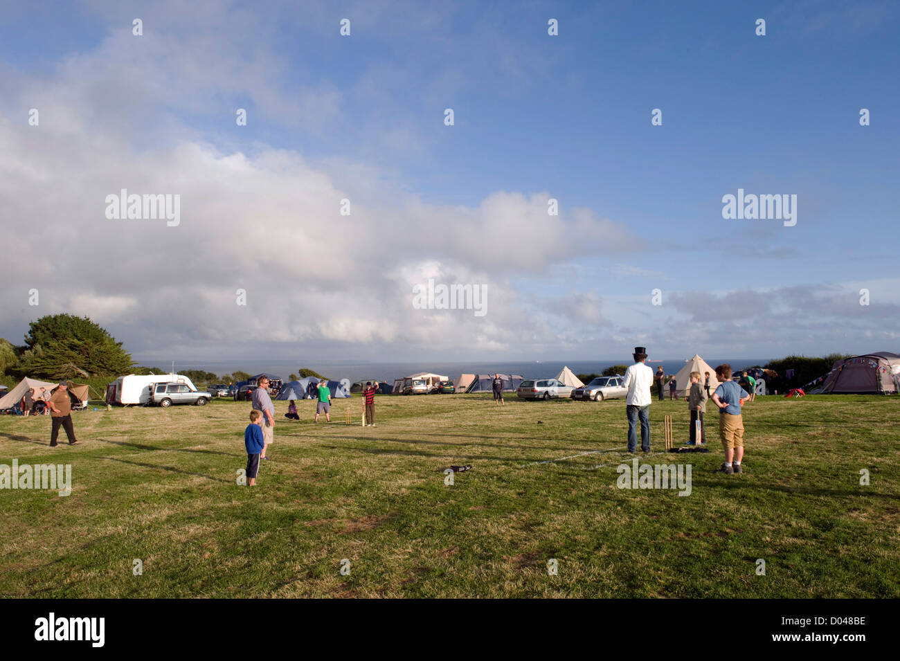 Annuale di partita di cricket a Porth-en-alls campeggio, la Prussia cove, Cornwall, Inghilterra , NEL REGNO UNITO. Foto Stock