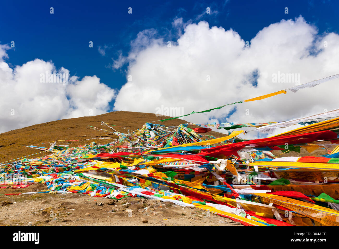 Colorato la preghiera buddista bandiere sulla montagna. Foto Stock