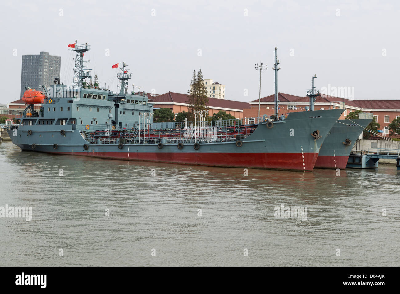 Luce di due navi militari ormeggiata nel fiume Huangpu a Shanghai Foto Stock