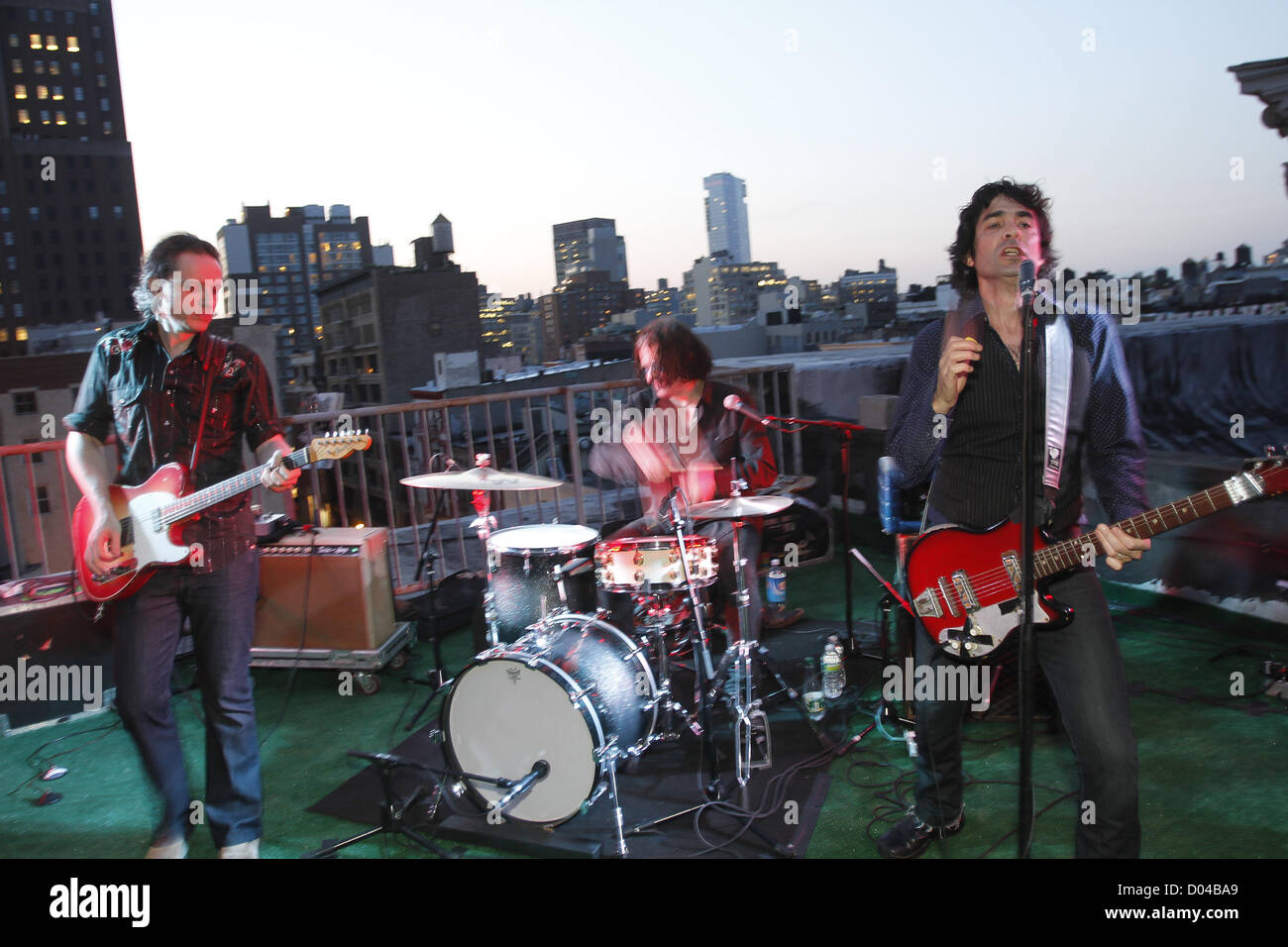 Agosto 16, 2012 - Ny, NY, STATI UNITI - Joey Gonzalez conduce una classe a Barry Bootcamp in Chelsea il 15 agosto 2012 ..Photo credit ; Rahav Iggy Segev / PhotopassThe Jon Spencer Blues Explosion eseguendo in Tribeca il 16 agosto 2012 (credito Immagine: © Rahav Segev/ZUMAPRESS.com) Foto Stock