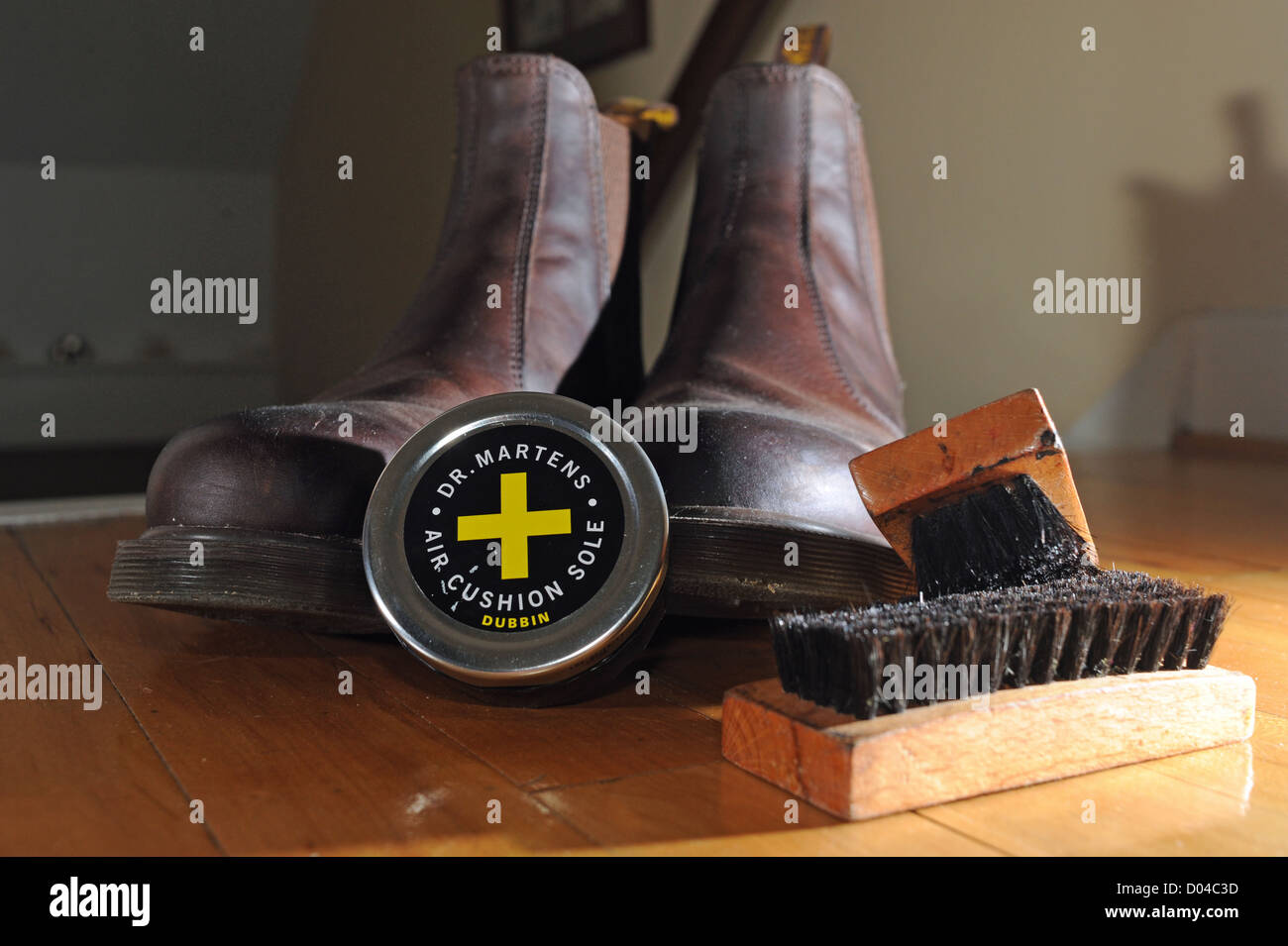 Coppia di pelle marrone Dr Martens stivali con dubbin shoe polish può e le  spazzole di pulizia Foto stock - Alamy
