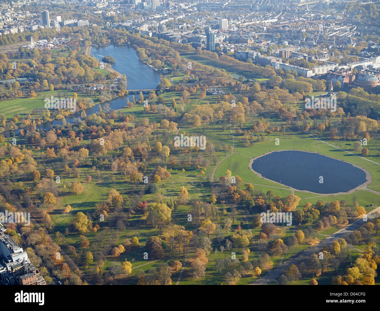 Colori autunnali in Hyde Park di Londra, dall'aria, mostrando allo stagno rotondo e la serpentina dietro Foto Stock