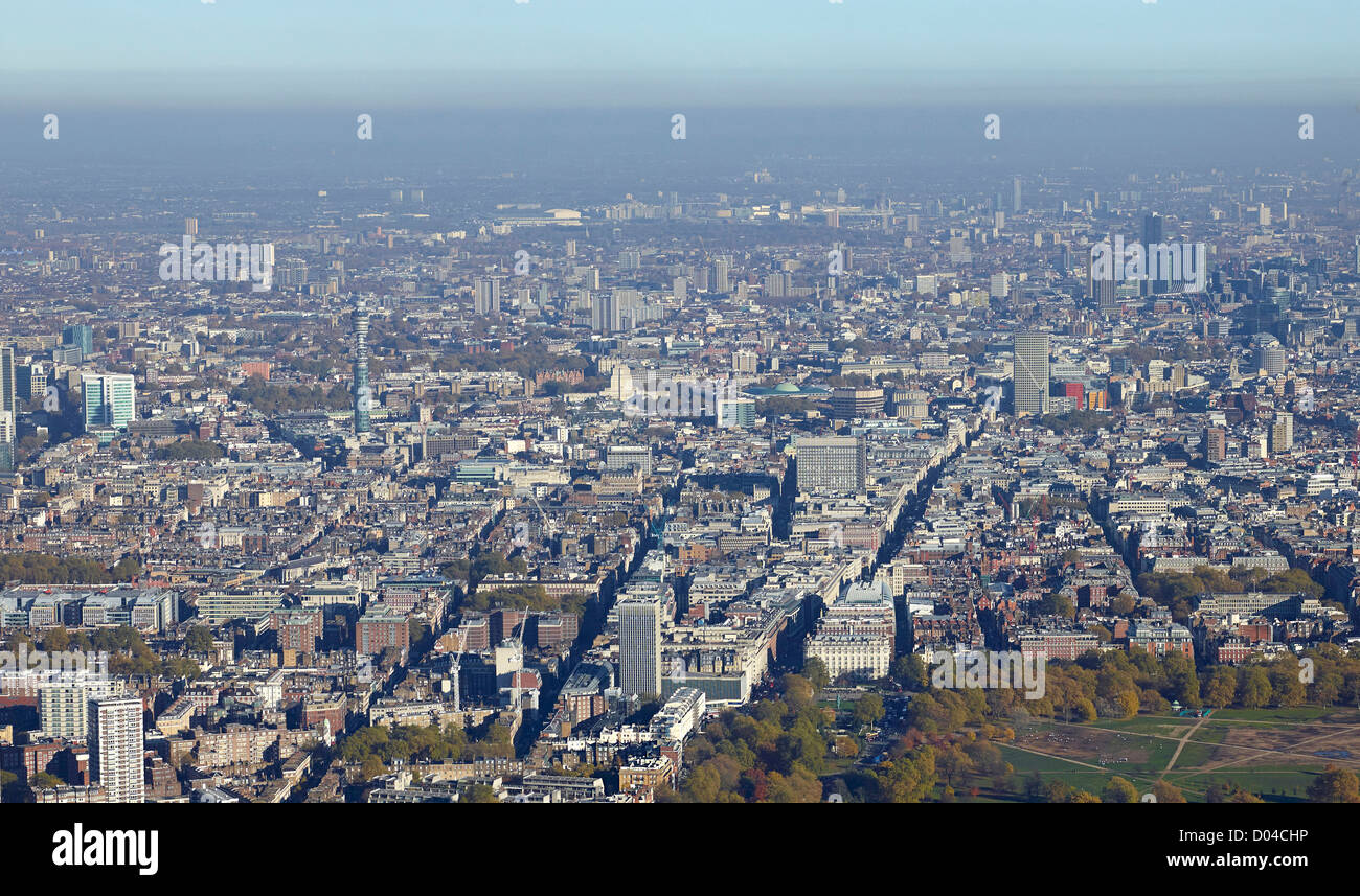 Una vista panoramica della città di Londra da Ovest, Hyde Park in primo piano e Oxford Street al centro a destra Foto Stock