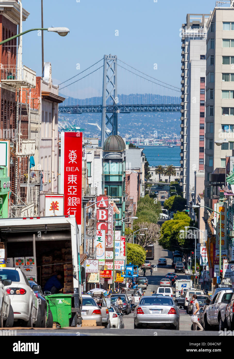 Una vista di San Francisco Chinatown e la Oakland Bay Bridge. Foto Stock