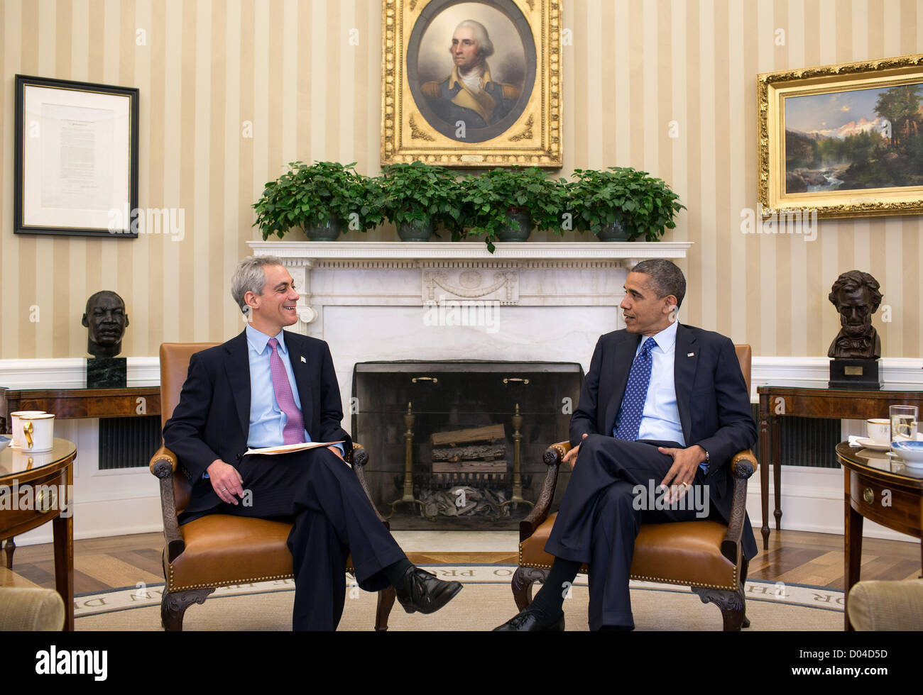 Il Presidente Usa Barack Obama parla con il sindaco di Chicago Rahm Emanuel all Ufficio Ovale della Casa Bianca Novembre 16, 2012 a Washington, DC. Foto Stock